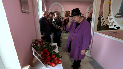 В театре «На Неве» открыли мемориальную доску в память о Вадиме Алферове