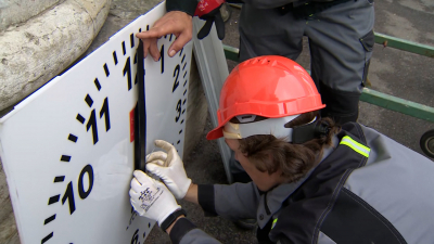 На фасаде Аничкова дворца впервые за 18 лет отремонтировали уличные часы