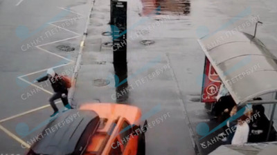 Внедорожник вылетел на тротуар и сбил двоих человек на Яхтенной улице