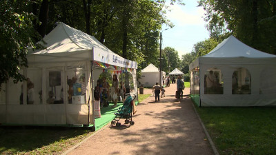 В саду Театра юных зрителей стартовал второй день заключительного в этом году Большого семейного фестиваля