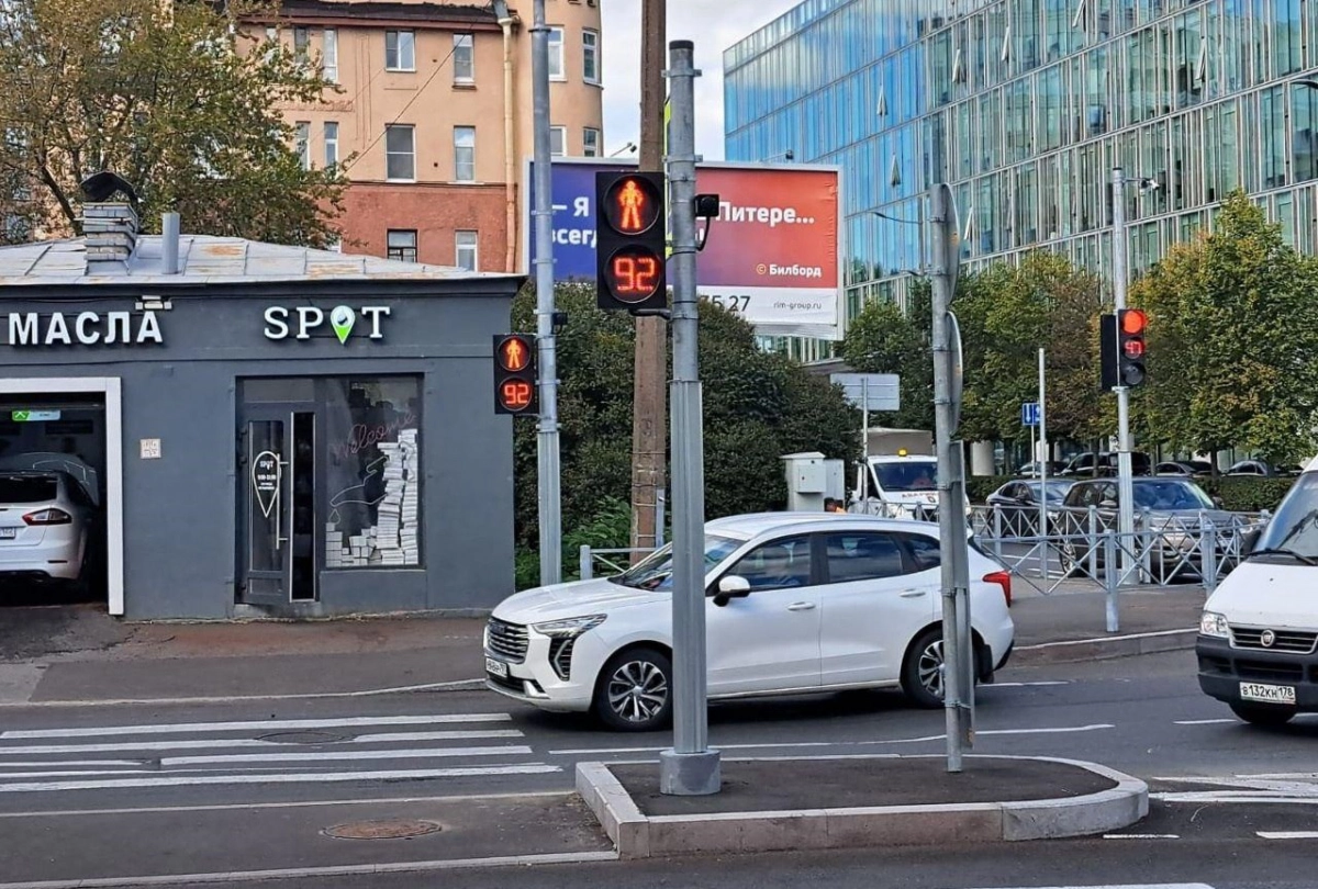 По поручению Александра Беглова  на оживленном перекрестке в Петроградском районе установили светофор - tvspb.ru