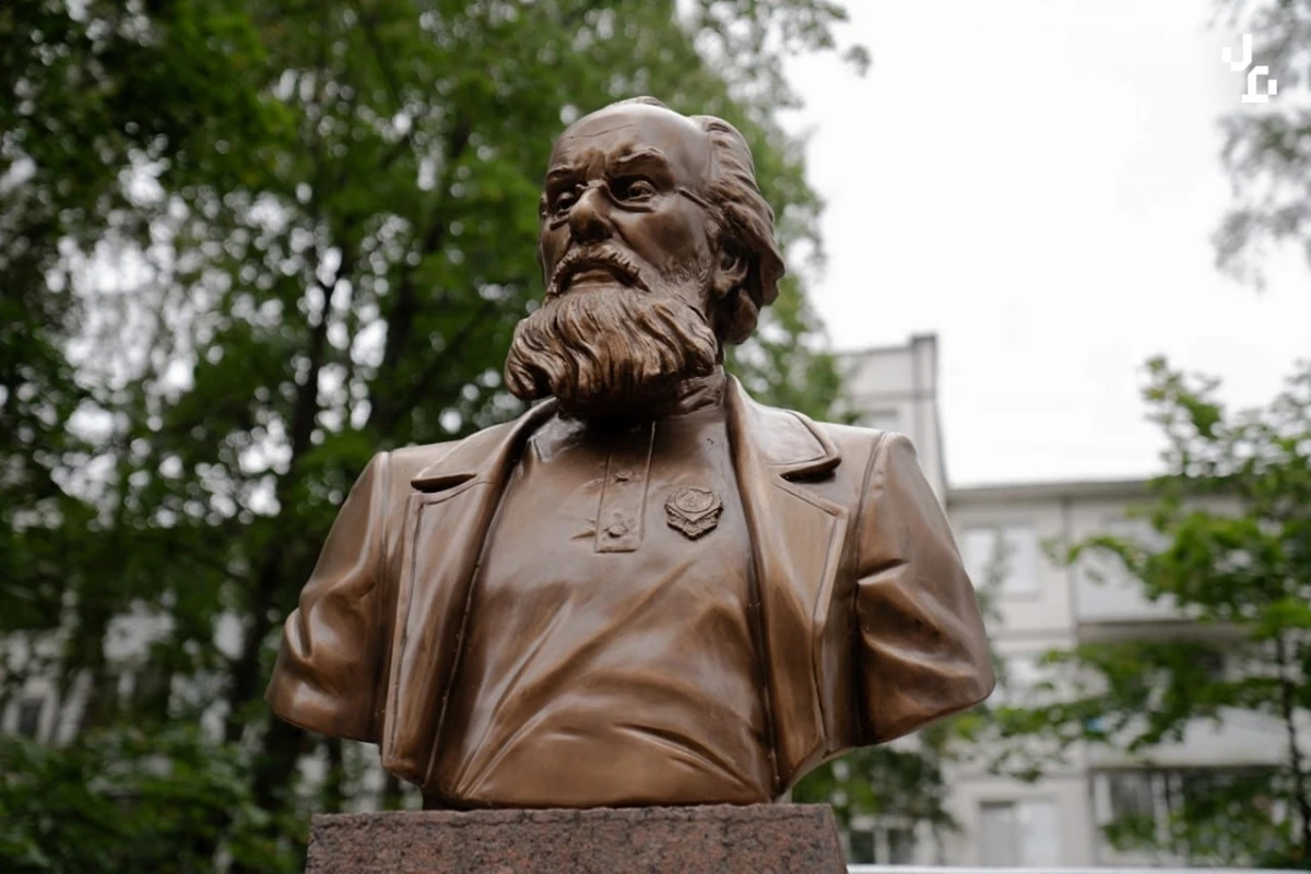 У школы №521 Красногвардейского района появился бюст основоположнику отечественной космонавтики - tvspb.ru