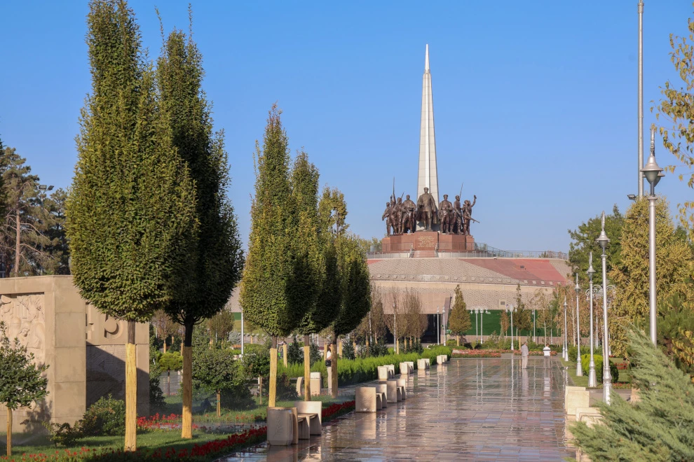 Александр Беглов возложил цветы к монументу «Ода стойкости» в Ташкенте - tvspb.ru