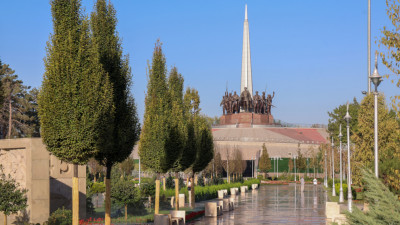 Александр Беглов возложил цветы к монументу «Ода стойкости» в Ташкенте