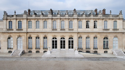 Парламент Франции выразил вотум недоверия правительству