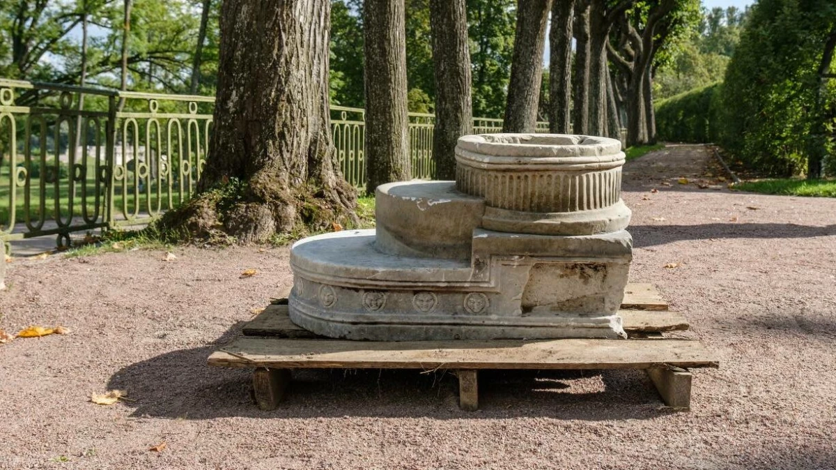 В Гатчине на Острове любви обнаружили старинный пьедестал - tvspb.ru