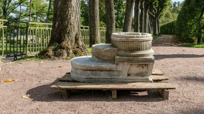 В Гатчине на Острове любви обнаружили старинный пьедестал