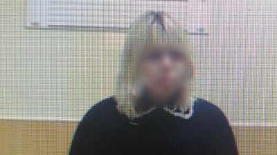 Полиция задержала петербурженку, облившую сотрудницу банка зеленкой по наводке мошенников