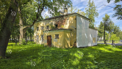 Здание XIX века в Петергофе выставили на продажу по программе «Рубль за метр»