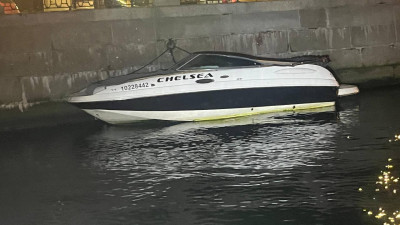 Катер с пассажирами дрейфовал по Екатерингофке и сел на мель в Финском заливе