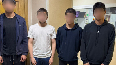 Четверо хулиганов бросали предметы с 8 этажа на Ржевке и ранили подростка