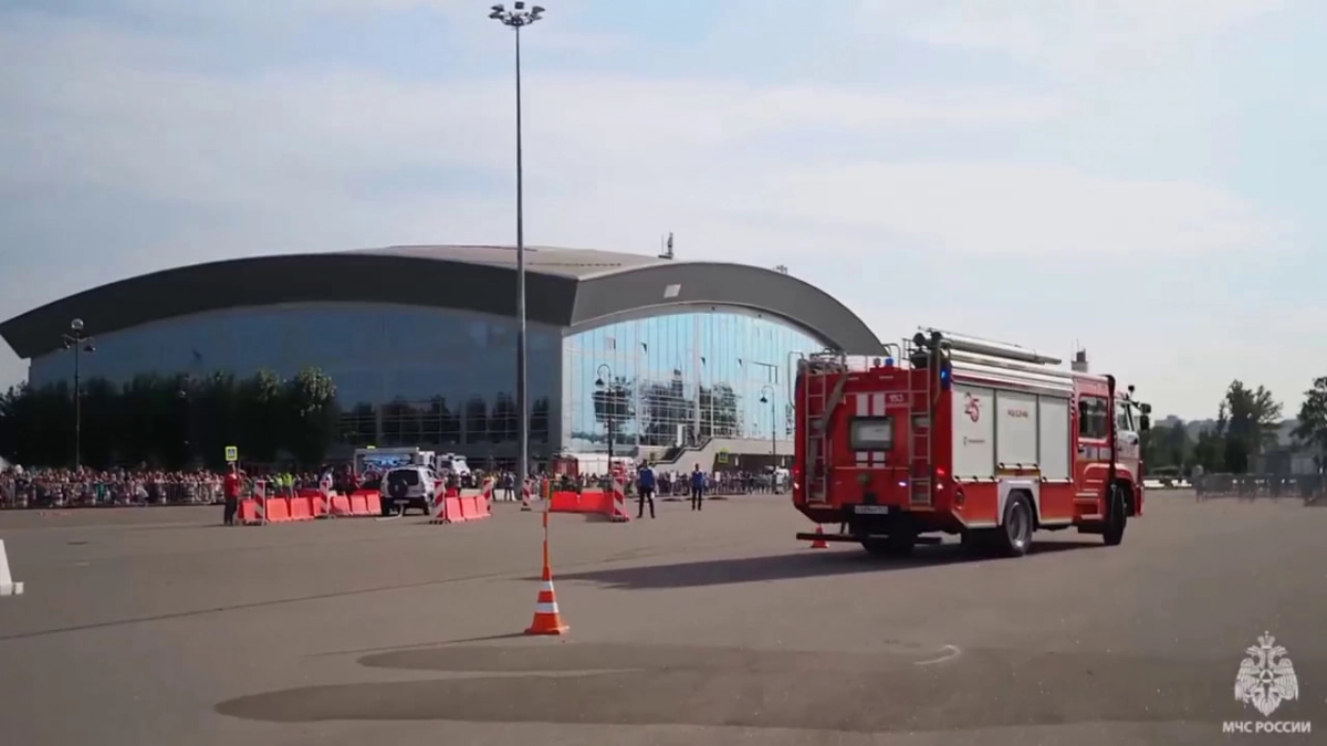 У «Газпром Арены» стартовал финал соревнований по маневрированию на пожарных автомобилях «ТРАССА-01» - tvspb.ru