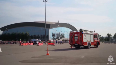 У «Газпром Арены» стартовал финал соревнований по маневрированию на пожарных автомобилях «ТРАССА-01»