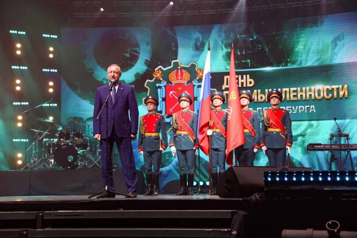 Александр Беглов поздравил сотрудников предприятий города с Днём промышленности Санкт‑Петербурга на концерте в Ледовом дворце - tvspb.ru