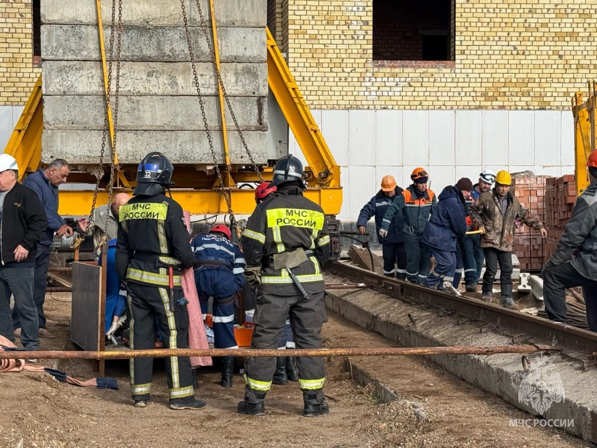 На стройке под Уфой упал башенный кран - tvspb.ru