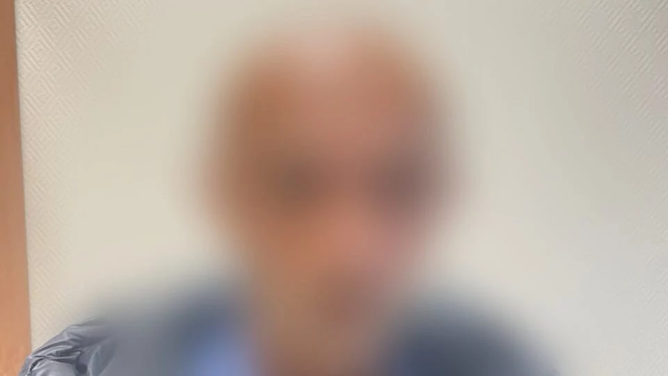 Пожилого петербуржца задержали по подозрению в приставании к 17-летней девушке в торговом центре - tvspb.ru