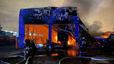 В Шушарах пожар уничтожил здание автосервиса