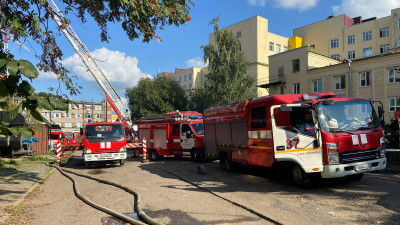 ГУ МЧС по Петербургу показало, как пожарный спас ребёнка из горевшего БЦ на Большом Смоленском