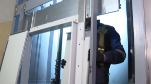 Тут всё немножко по-другому и каждый индивидуален: особенности замены лифтов в исторических зданиях Петербурга