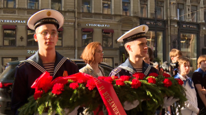 «Эта сторона улицы наиболее опасна»: торжественно траурный митинг у памятной таблички на стене дома №14 по Невском проспекту