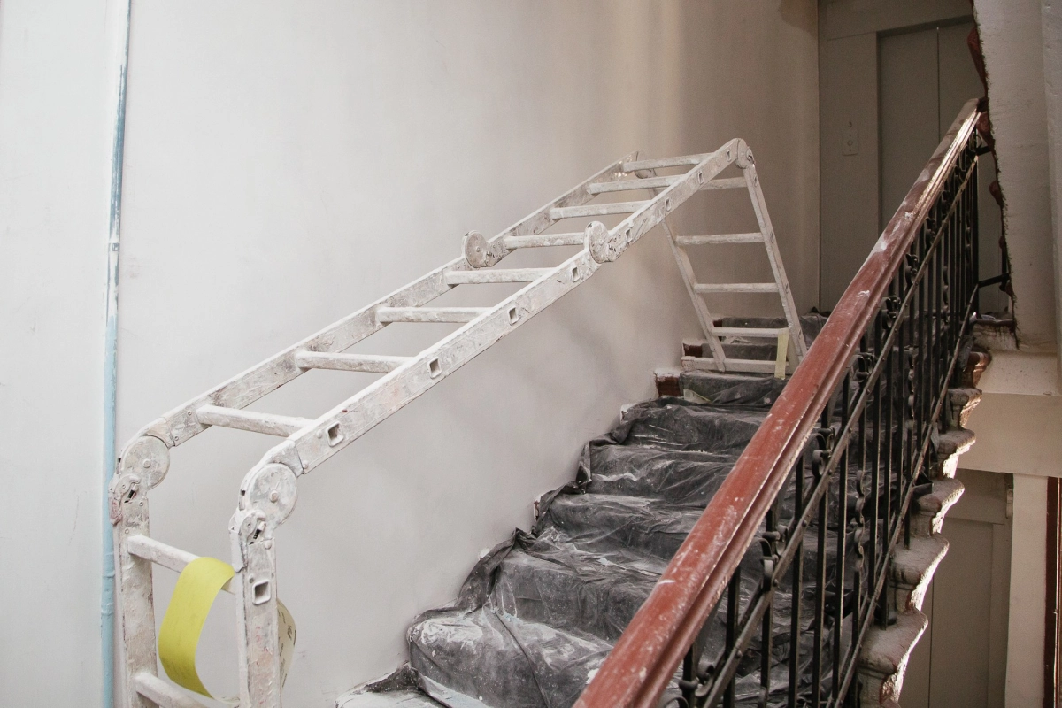В жилых домах Петербурга с начала года отремонтировали более 3 тысяч лестничных клеток - tvspb.ru