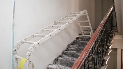 В жилых домах Петербурга с начала года отремонтировали более 3 тысяч лестничных клеток