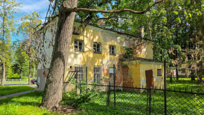 Александр Беглов: По городской программе «Рубль за метр» будут восстановлены две исторические постройки Петергофа