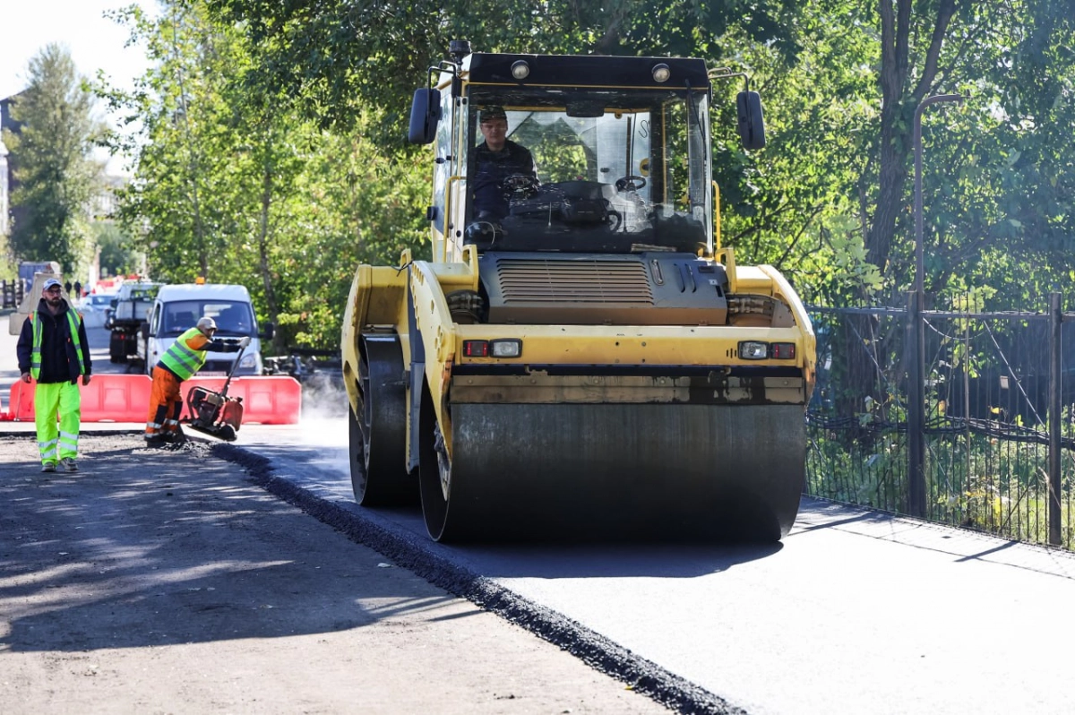 Работы по укладке нового асфальта на проезжей части Шкиперского протока вышли на финальный этап - tvspb.ru