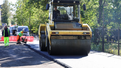 Работы по укладке нового асфальта на проезжей части Шкиперского протока вышли на финальный этап