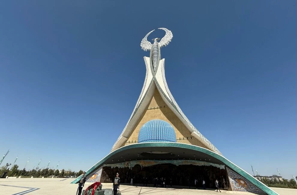 Александр Беглов возложил цветы к стеле Независимости в Ташкенте - tvspb.ru