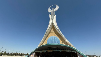 Александр Беглов возложил цветы к стеле Независимости в Ташкенте