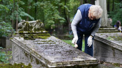 Петербуржцев пригласили поучаствовать в субботнике на Смоленском лютеранском кладбище