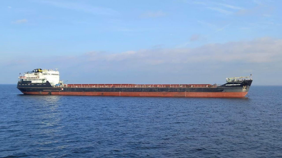 На Неве село на мель грузовое судно «Аркадий Минченя» - tvspb.ru