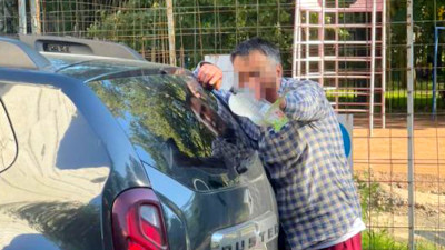 В Петербурге задержали гражданина, бившего тростью по головам и машинам