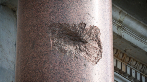 Следы войны: осколочные ранения от бомб и снарядов, оставленные на монументах Петербурга в память о блокадных годах