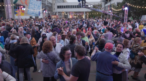 Вальсируем: в Петербурге рождается новая традиция провожать лето большим танцевальным вечером под открытым небом