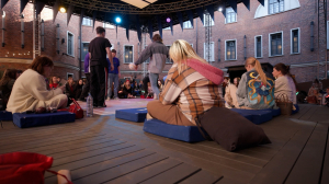 Вперёд — в прошлое: почему ностальгия по 90-м сегодня в тренде