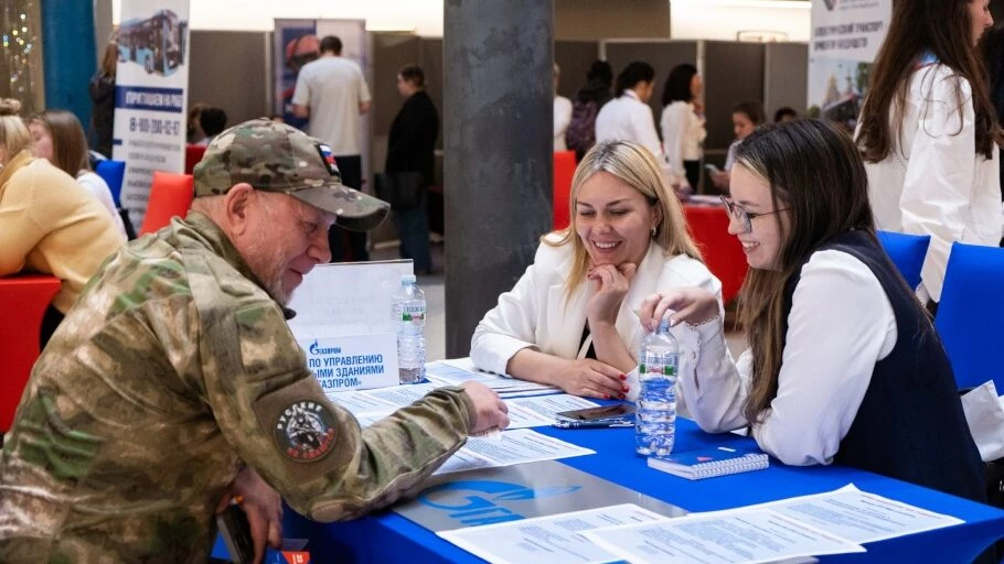 Почти две тысячи петербуржцев получили предложения от работодателей на общегородской ярмарке вакансий - tvspb.ru