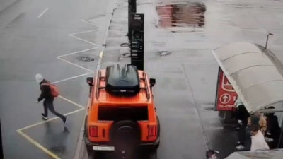 На Яхтенной улице автомобиль вылетел на тротуар, едва не врезавшись в людей на остановке