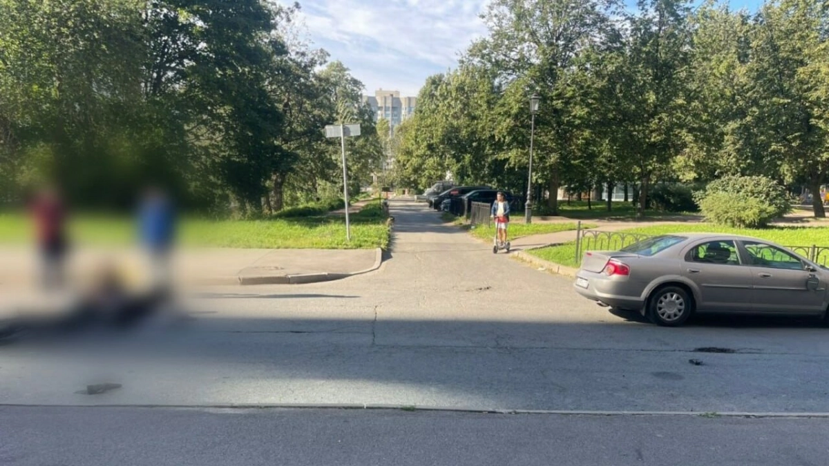 Электробайкер отправился в больницу после встречи с «Волгой» пенсионерки в Галерном проезде - tvspb.ru