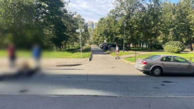 Электробайкер отправился в больницу после встречи с «Волгой» пенсионерки в Галерном проезде