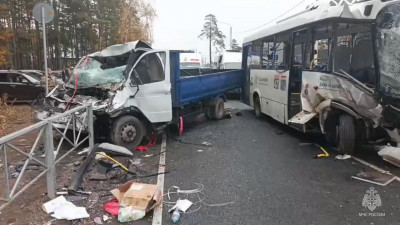В ДТП с газелью и автобусом в Ломоносовском районе пострадали девять человек, один из которых погиб