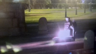 Вандалы залили Вечный огонь на Марсовом поле