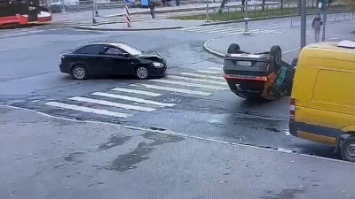 В Красногвардейском районе каршеринг перевернулся после ДТП с легковушкой — видео