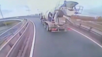 На путепроводе из Колпино в Славянку перевернулась бетономешалка — полиция проводит проверку