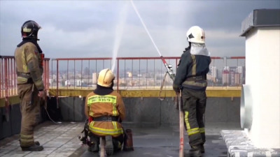 Пожар в строящейся высотке тушили во время учений петербургские спасатели