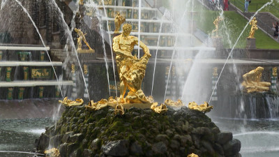 В Петергофе продлили работу фонтанов в Нижнем парке и Верхнем саду до 4 ноября