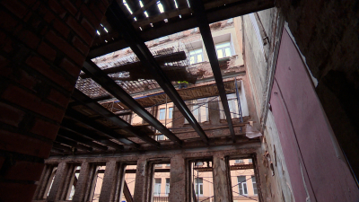 «Обещают заселить в 2026 году»: как идут работы по восстановлению дома на Большой Зелениной улице