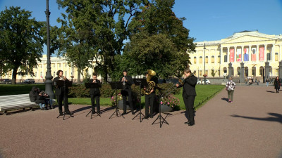 Музыканты проекта «Время медных» провели концерт на площади Искусств