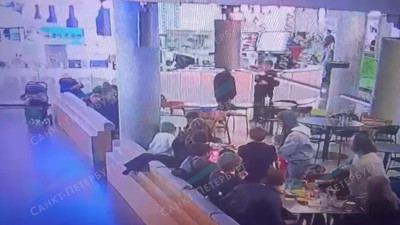 Видео: девятикласснику выстрелили в лицо в ТЦ на Проспекте Просвещения